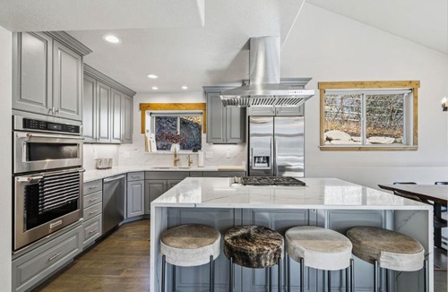 Summit Park House | Sleeps 12! Hot Tub, Games & Firepit