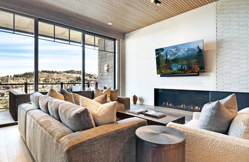 Empire Pass Condo | Slopeside, Ski In And Out, Full Tower Club Amenities With Hot Tub And Fitness Included!! - RT8