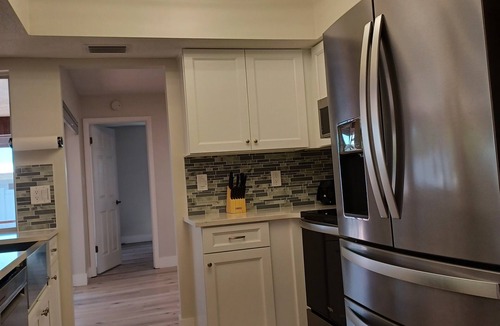 Highland House | Spacious 3-bedroom house with HOT TUB and MOVIE THEATRE 8 minutes from RACEWAY