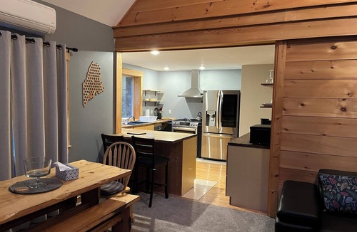 Carrabassett Valley House | Spacious 4BR Home w/Hot Tub, 4.2 Mi to Sugarloaf – Sleeps 8 or more, AC & WiFi