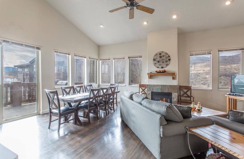 Kimball Junction Condo | Spacious Corner Unit Near Skiing, 2 BR+Loft, 2.5 BA, Top Floor, Sleeps 8