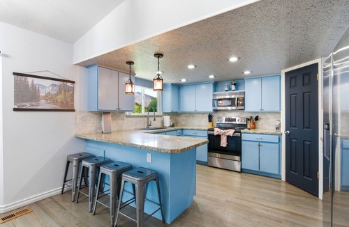 Sandy House | Spacious Home near Ski Resort-3 livingrooms, 2King beds-2GBFiber-Gameroom-HotTub