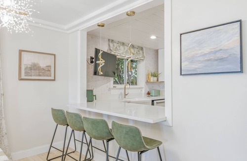 Southeast Magnolia House | Spacious Light Filled Magnolia Retreat. 3 Bed. Parking. Perfect for Families.