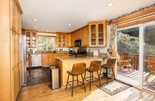 Summit Park Ski Chalet | Spacious Mountain Home with Views and Game Room 20 min to Slopes