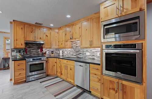 Mount Olympus House | Spacious MTN Retreat Near Ski Resorts, Hot tub, Home office, and Pet-Friendly