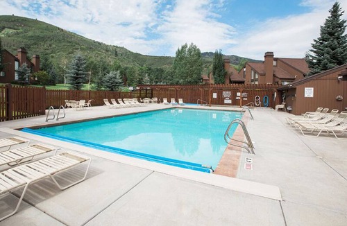 North Park City Condo | Spacious Park City 4BR, Walk to Three Kings Lift, Mountain Views, Pool & Hot Tu