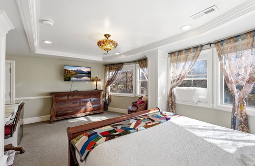 Heber Bed & Breakfast | Spacious penthouse Victorian Suite in Boutique B&B
