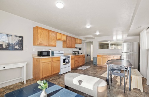 Murray House | Spacious Quiet Classic Murray Home
