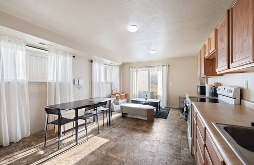 Murray House | Spacious Quiet Classic Murray Home