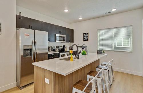 People's Freeway House | Spacious townhouse - Mins to Downtown SLC - Garage