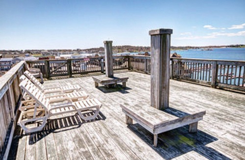 Yachting Village Resort | Stay right on Thames Street -The heart of Newport- ON the Water