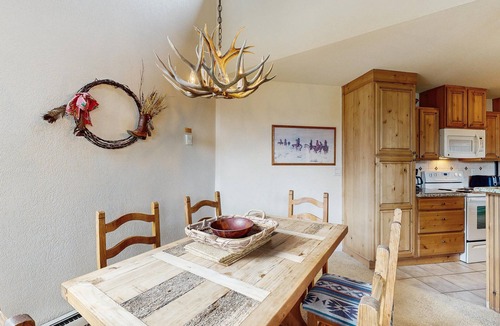 Steamboat Springs Ski Chalet | Steamboat ski lodge one block from gondola with pool & hot tubs
