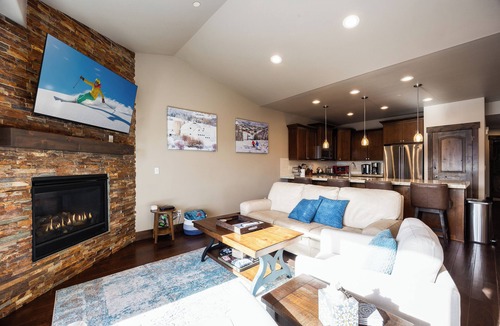 Snowbird House | Stunning Retreat, Majestic View, Private Hot Tub, Grill, Minutes to Main Street!