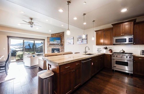 Snowbird House | Stunning Retreat, Majestic View, Private Hot Tub, Grill, Minutes to Main Street!