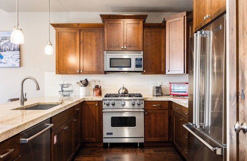 Snowbird House | Stunning Retreat, Majestic View, Private Hot Tub, Grill, Minutes to Main Street!