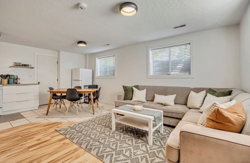 Sandy Apartment | Stylish Mountain Basecamp, Serene Comfort in 650 SqFt
