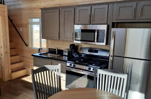 Valle Cottage | Stylish Tiny Home Getaway with Spacious Loft & Outdoor Area in Williams, Arizona