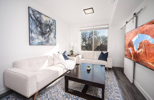 Sugar House Apartment | Sugarhouse! Mtn Views!|TopFloor|King|Parking|Gym