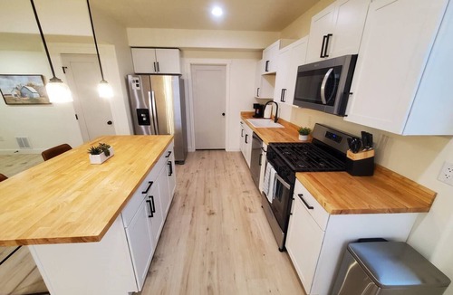 Utah County Apartment | Summit Creek Retreat - new, modern 2-bedroom apartment with fast fiber internet.