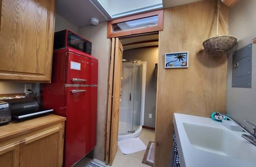 Birch Bay House | Sweet Caravan Tiny Home by creek & bay. Twin bed.