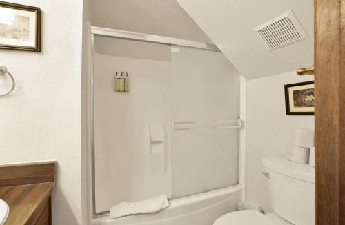 Big Bear Lake House | Switzerland Summit Condo- Cozy Base Camp Resort Chalet- Walk to Ski Lifts + Hiking