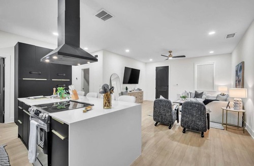 Tampa House | Tampa Getaway w/Pickleball Court, Pool & Gym