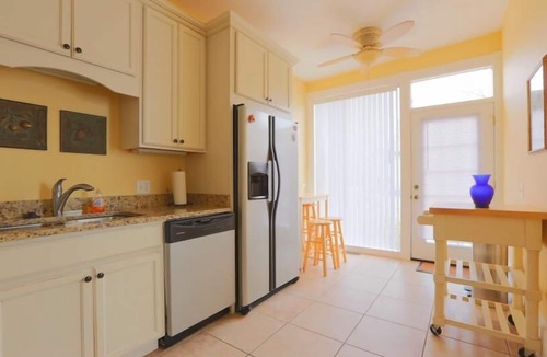 Historic District - North House | Tasteful Two Bedroom on Warren Square with Parking by Lucky Savannah