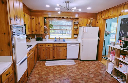 Donelson House | That 60's Place -Near Opry, Airport & Dwtn - 3bdrm - 85" TV - Step back in time!