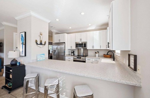 Gulfview Heights House | The Blue Parrot Cottage: ONE BLOCK TO BEACH ACCESS, PRIVATE POOL, SLEEPS 8!