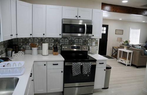 South Salt Lake House | The Farmhouse - Fiber Wi-Fi/Cozy n' Pet Friendly