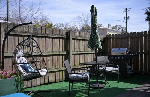Historic Downtown Savannah Apartment | The Jungle Nook: Themed,Steps to Forsyth,King Bed,Grill,Games,Picnic Basket