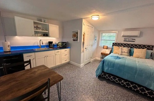 Weeki Wachee Gardens Apartment | The Muddy Mermaid - Neptune's Grotto Old Florida Adventure Retreats