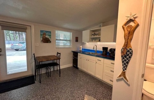 Weeki Wachee Gardens Apartment | The Muddy Mermaid - Neptune's Grotto Old Florida Adventure Retreats