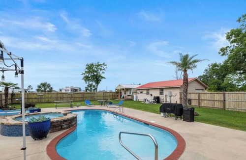 Oak House | The Plash Pad - 4-bedroom w/Pool in Gulf Shores! Your Vacation Destination!