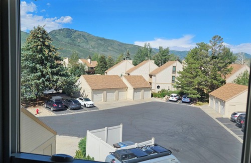 Park Meadows House | Thinking 'SNOW' but dreaming 'SUMMER'?