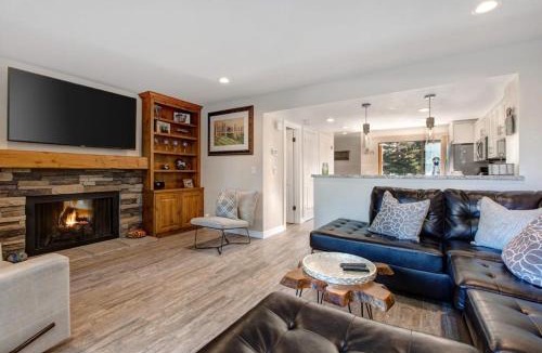 Park Meadows House | Three-story townhome with private hot tub gas fireplace decks