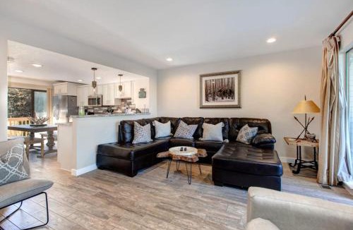 Park Meadows House | Three-story townhome with private hot tub gas fireplace decks