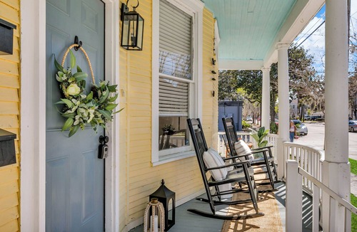 Thomas Square House | Timeless Historic Victorian Home w/Balconies - Downtown - Iconic Forsyth Park