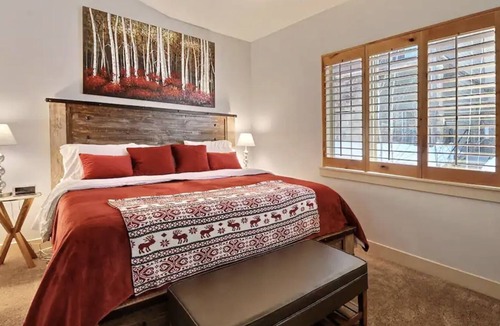 Bear Hollow Village Condo | Top Floor Corner Unit; 3 Bed, 2 Bath-2 King Beds, Newly Furnished Sleeps 10