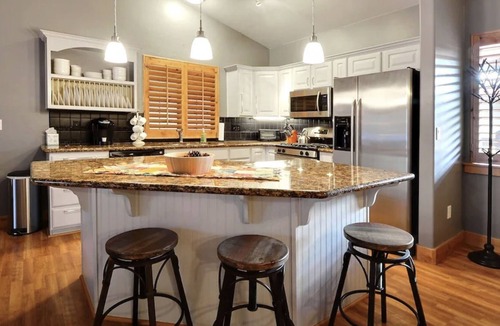 Bear Hollow Village Condo | Top Floor Corner Unit; 3 Bed, 2 Bath-2 King Beds, Newly Furnished Sleeps 10