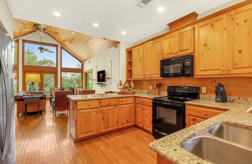 Wimberley House | Totally relax in luxury* Acres of views* private hot tub; peace & quiet