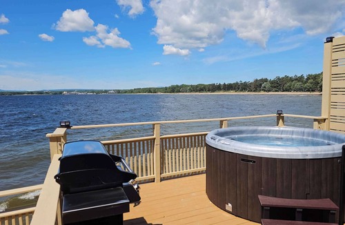 Cumberland Head House | Tramonto Cottage on the Lake Hot Tub Pet Friendly