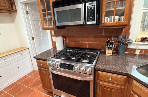 Andover House | Tranquil 3 bedroom Home with Hot Tub/Fast WIFI/Standby Generator in Andover