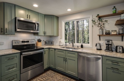 Lakeshore Cabin | Tranquil modern hike + ski Breck cabin w/Fast WiFi, HotTub, FirePit, 2 Kitchens
