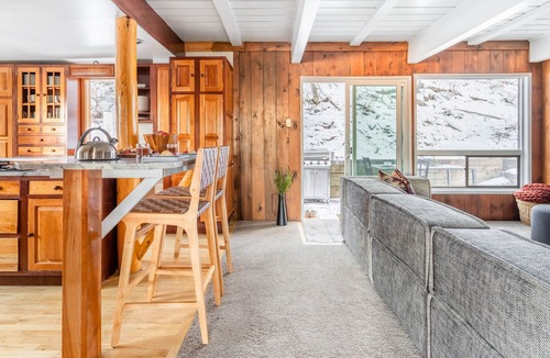 Summit Park Cabin | Treetop by AvantStay | Rustic Secluded Cabin w Views in Summit Park