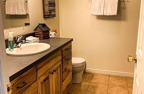 Tropic House | Under the Rim Main House with Detached Cottage. Sleeps 10 in beds.
