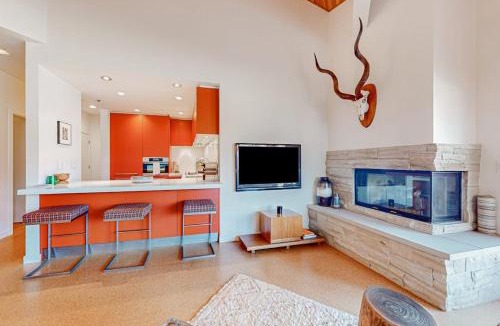 Deer Valley House | Unique stay a walk from the lifts with jetted tub fireplace & mountain views