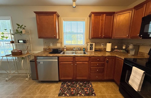 Clemmons House | Unwind in Clemmons. Truist and Tanglewood parks, lakes, mountains and wineries !