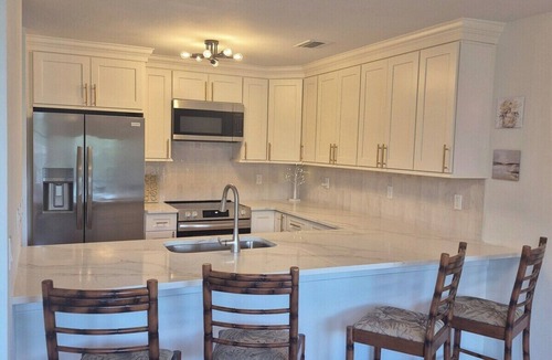 Ozona House | Upscale~Quiet~Close to everything~Book today!