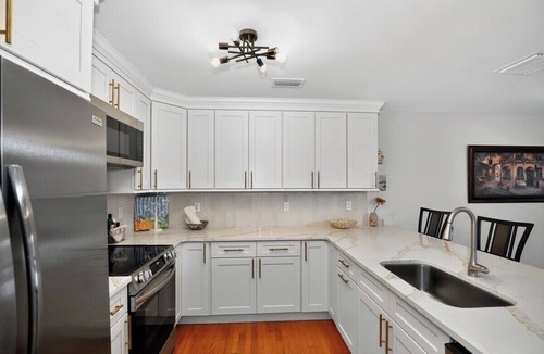 Ozona House | Upscale~Quiet~Close to everything~Book today!